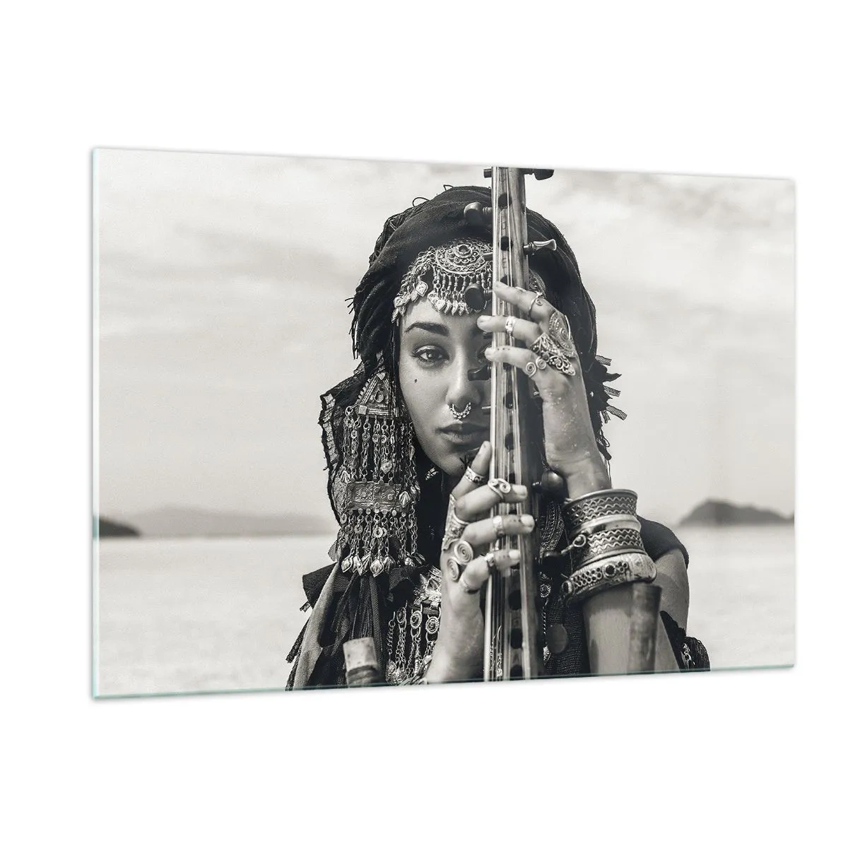 Quadro su vetro - Donna con gioielli orientali e strumento - 120x80cm - La musica dell'oriente - Decorazione murale moderna per soggiorno e camera da letto ARTTOR