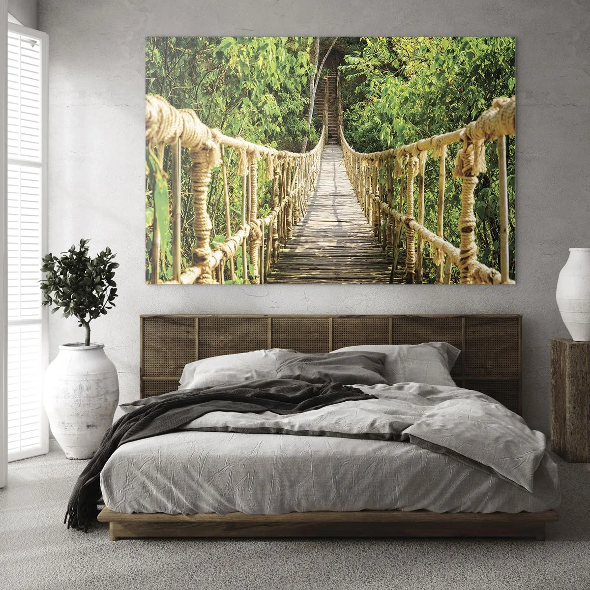 Quadro su vetro - Un ponte di corda in legno circondato da una vegetazione lussureggiante - 70x50cm - Sospeso nel verde - Decorazione murale moderna per soggiorno e camera da letto ARTTOR