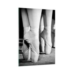 Quadro su vetro - Ballerine sulle punte in un ambiente in bianco e nero - 50x70cm - Insieme, con leggerezza - Decorazione murale moderna per soggiorno e camera da letto ARTTOR