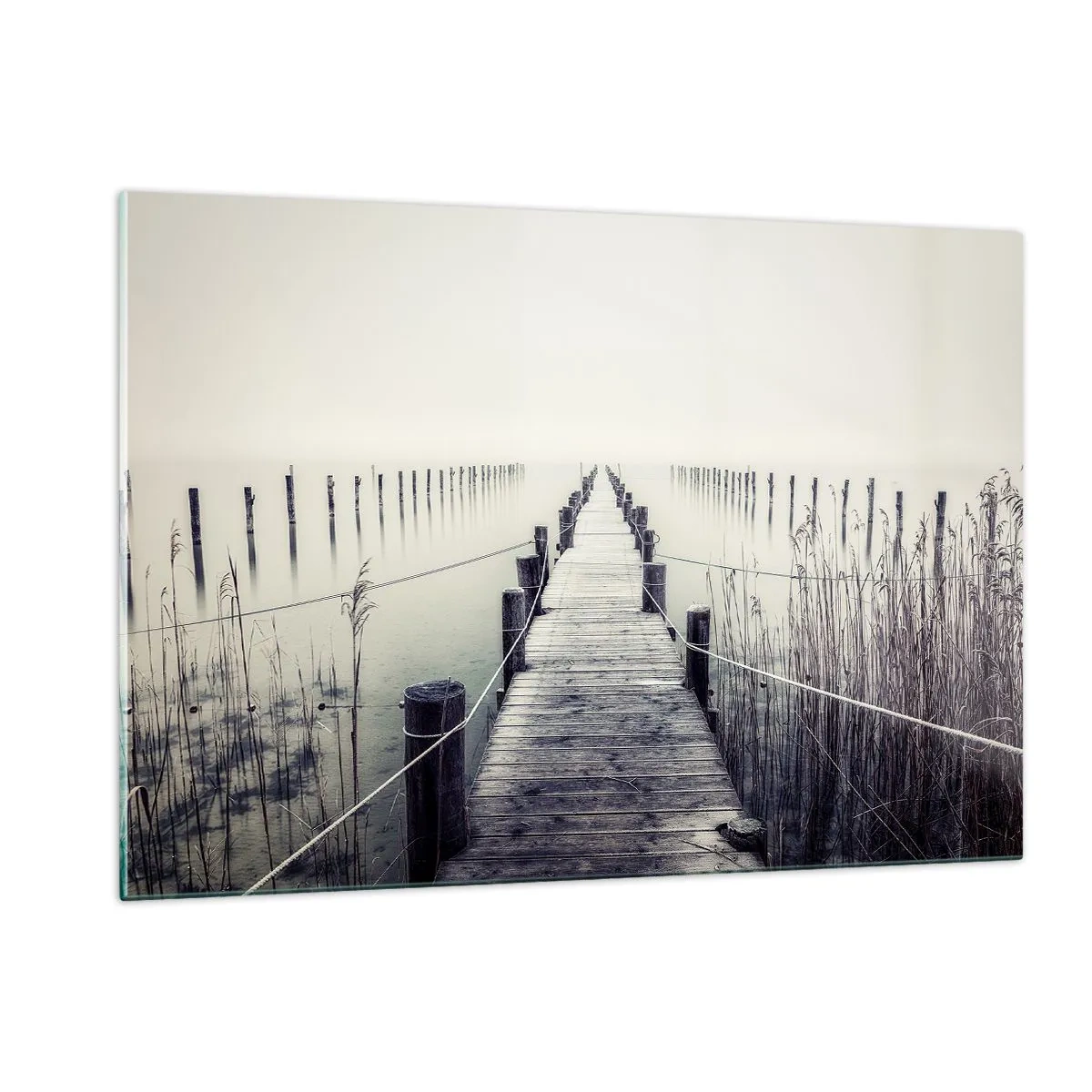 Quadro su vetro - Un ponte di legno conduce nelle profondità di un lago calmo nella nebbia. - 120x80cm - Immergiti nella pace - Decorazione murale moderna per soggiorno e camera da letto ARTTOR