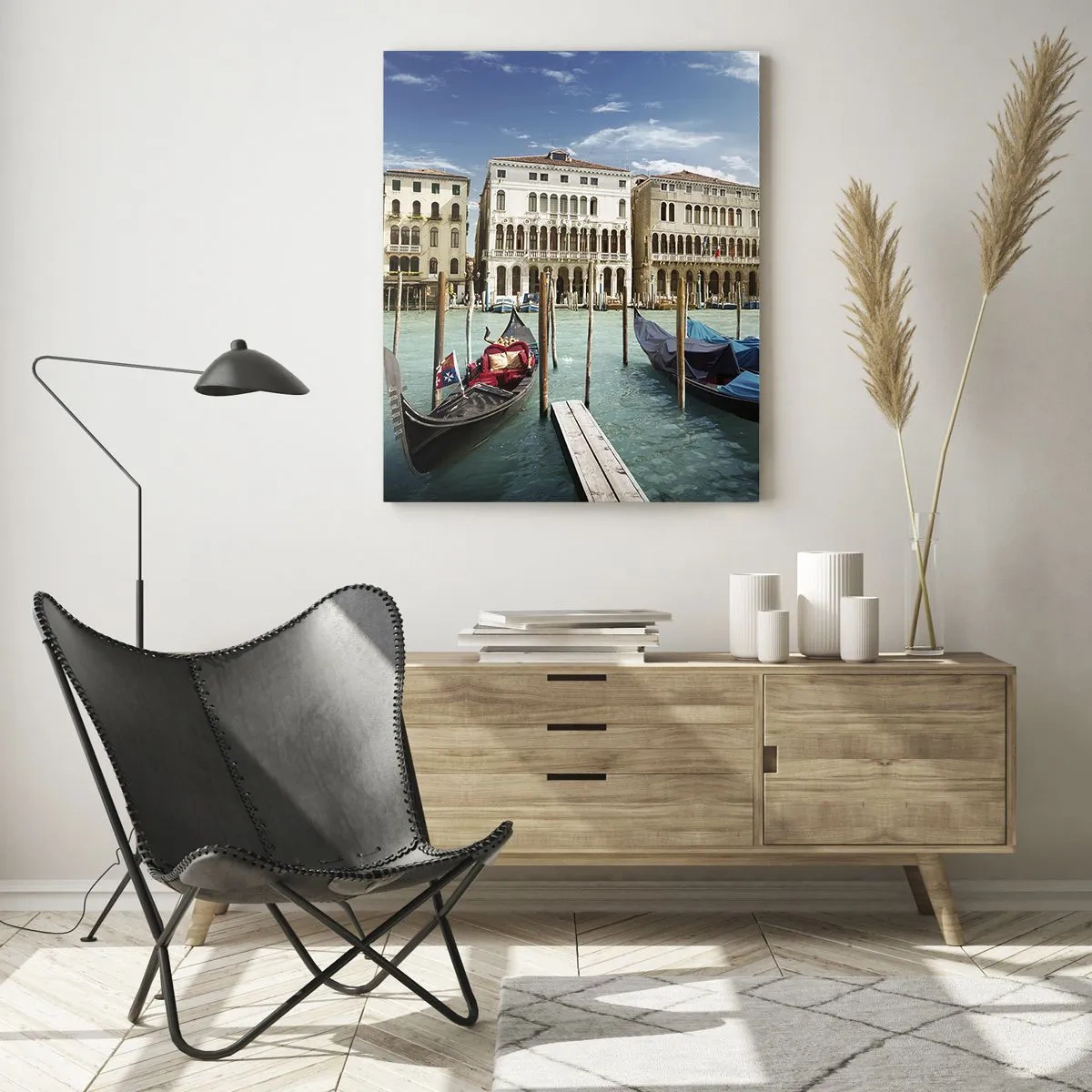 Quadro su vetro - Gondole su un canale a Venezia in una giornata di sole - 50x70cm - Palazzi nel blu - Decorazione murale moderna per soggiorno e camera da letto ARTTOR