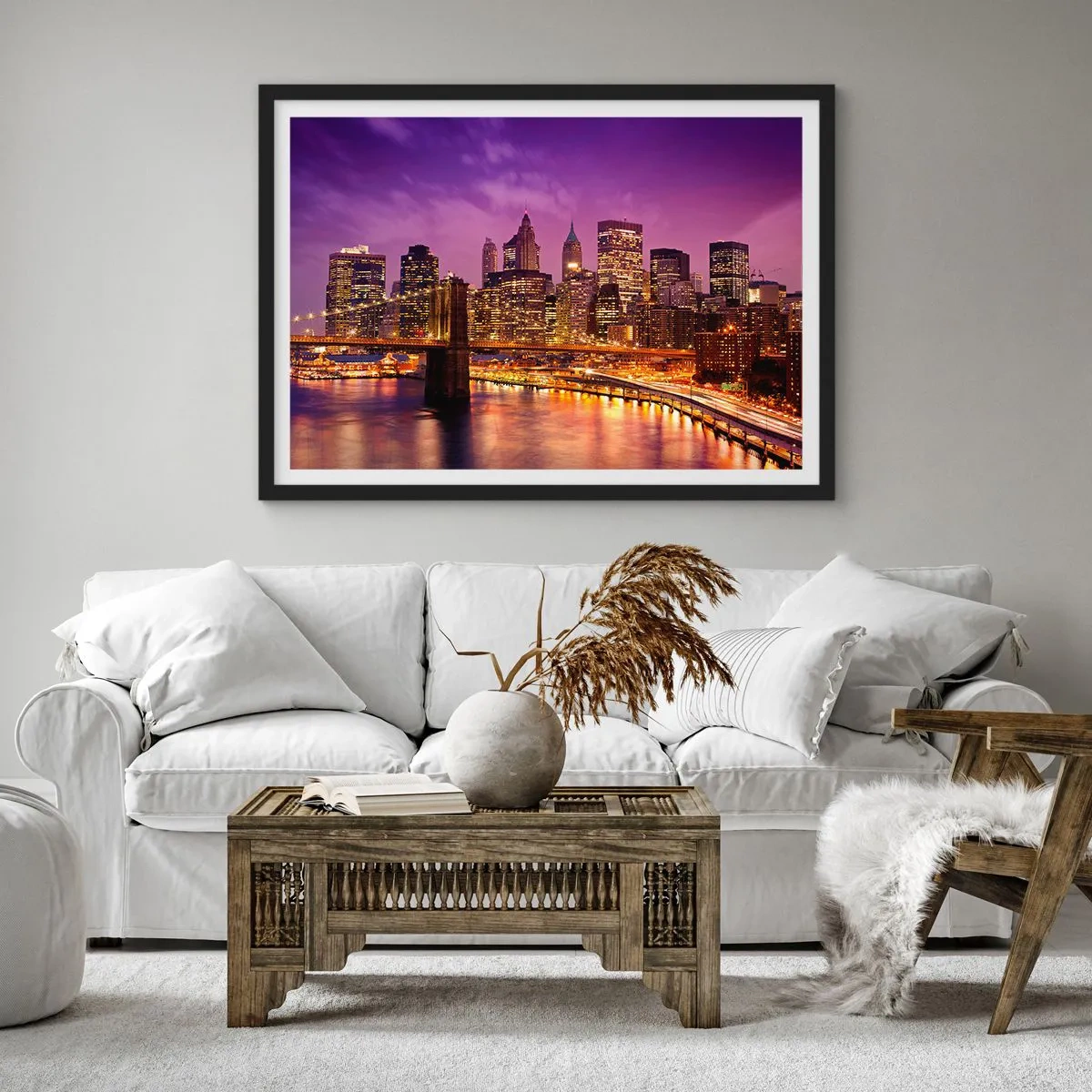 Poster in cornice nera - Panorama della città con il ponte nella luce della sera contro il cielo viola - 70x50cm - Manhattan in viola e oro - Decorazione murale moderna per soggiorno e camera da letto ARTTOR
