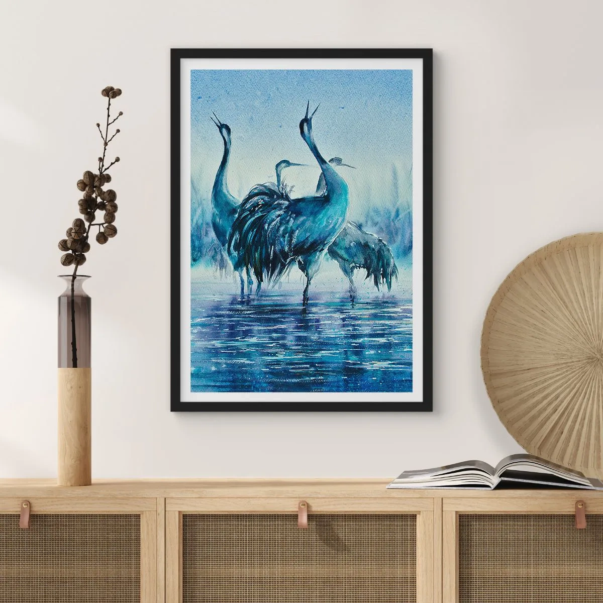 Poster in cornice nera - Un'immagine suggestiva di gru in un paesaggio acquatico blu - 50x70cm - Incontro mattutino - Decorazione murale moderna per soggiorno e camera da letto ARTTOR