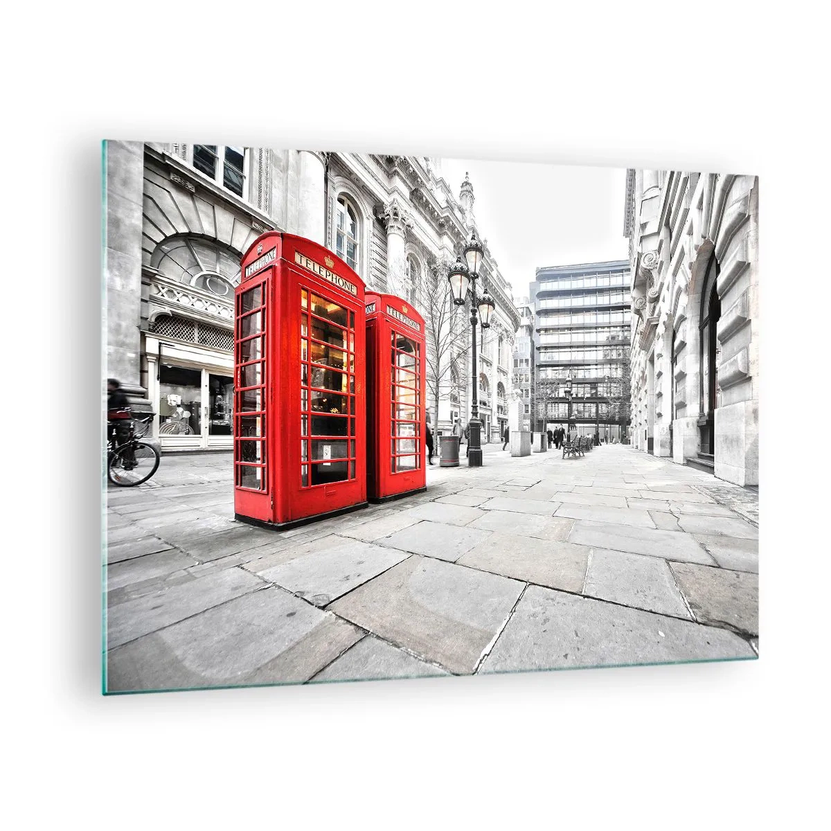 Quadro su vetro - Cabine telefoniche rosse sullo sfondo di una strada cittadina - 70x50cm - Welcome to London - Decorazione murale moderna per soggiorno e camera da letto ARTTOR