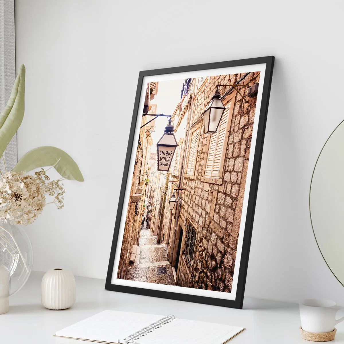 Poster in cornice nera - Un'affascinante strada in pietra con lanterne e scale - 50x70cm - Un vicolo affascinante - Decorazione murale moderna per soggiorno e camera da letto ARTTOR