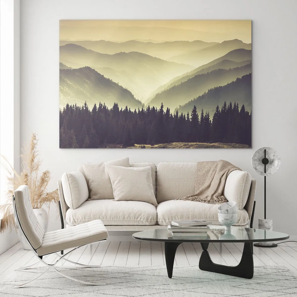 Quadro su vetro - Una vista nebbiosa di una catena montuosa con una foresta scura in primo piano - 100x70cm - Dopo sette montagne… - Decorazione murale moderna per soggiorno e camera da letto ARTTOR