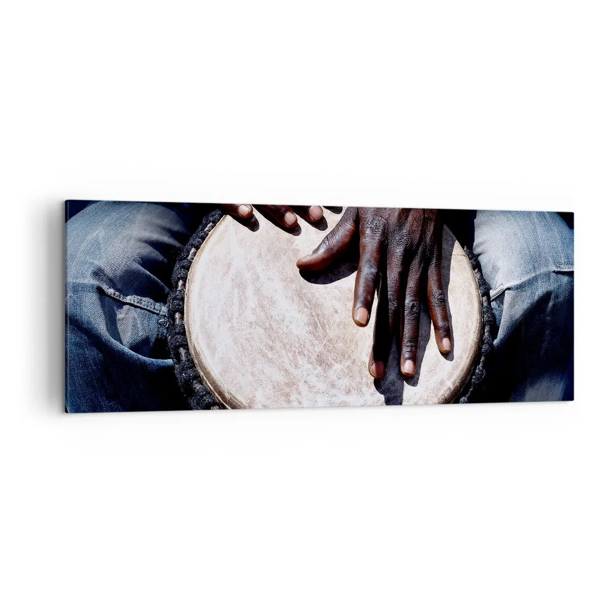 Quadro su tela - Stampe su Tela - Mani che suonano un tamburo djembe in una composizione dinamica - 140x50cm - Vivi al tuo ritmo - Decorazione murale moderna per soggiorno e camera da letto ARTTOR