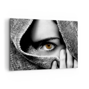 Quadro su tela - Stampe su Tela - Ritratto di una donna con un occhio color ambra ricoperto da un tessuto nei toni del grigio. - 100x70cm - Scopri il segreto - Decorazione murale moderna per soggiorno e camera da letto ARTTOR