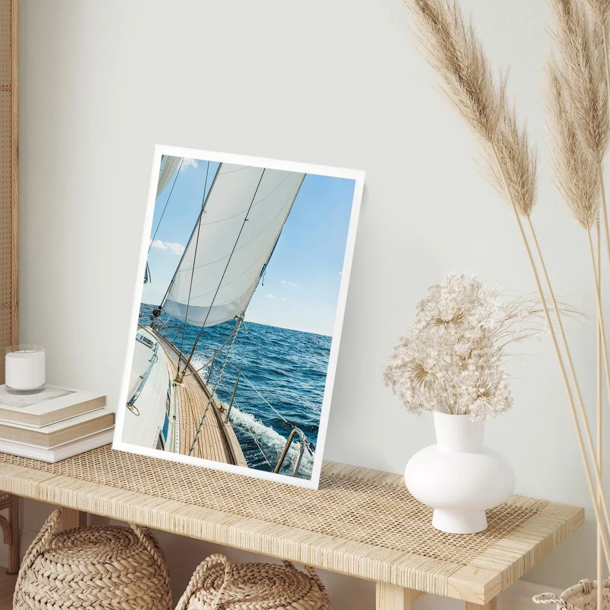 Poster - Una barca a vela in alto mare in una giornata di sole - 50x70cm - Benvenuta avventura - Decorazione murale moderna per soggiorno e camera da letto ARTTOR