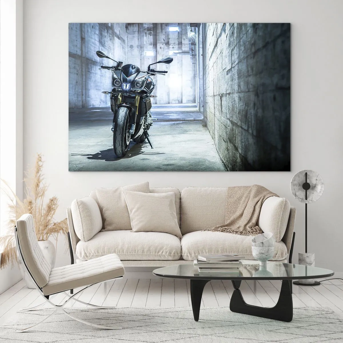 Quadro su vetro - Una motocicletta in un interno industriale con pareti di cemento - 70x50cm - Prima che rombi il motore - Decorazione murale moderna per soggiorno e camera da letto ARTTOR
