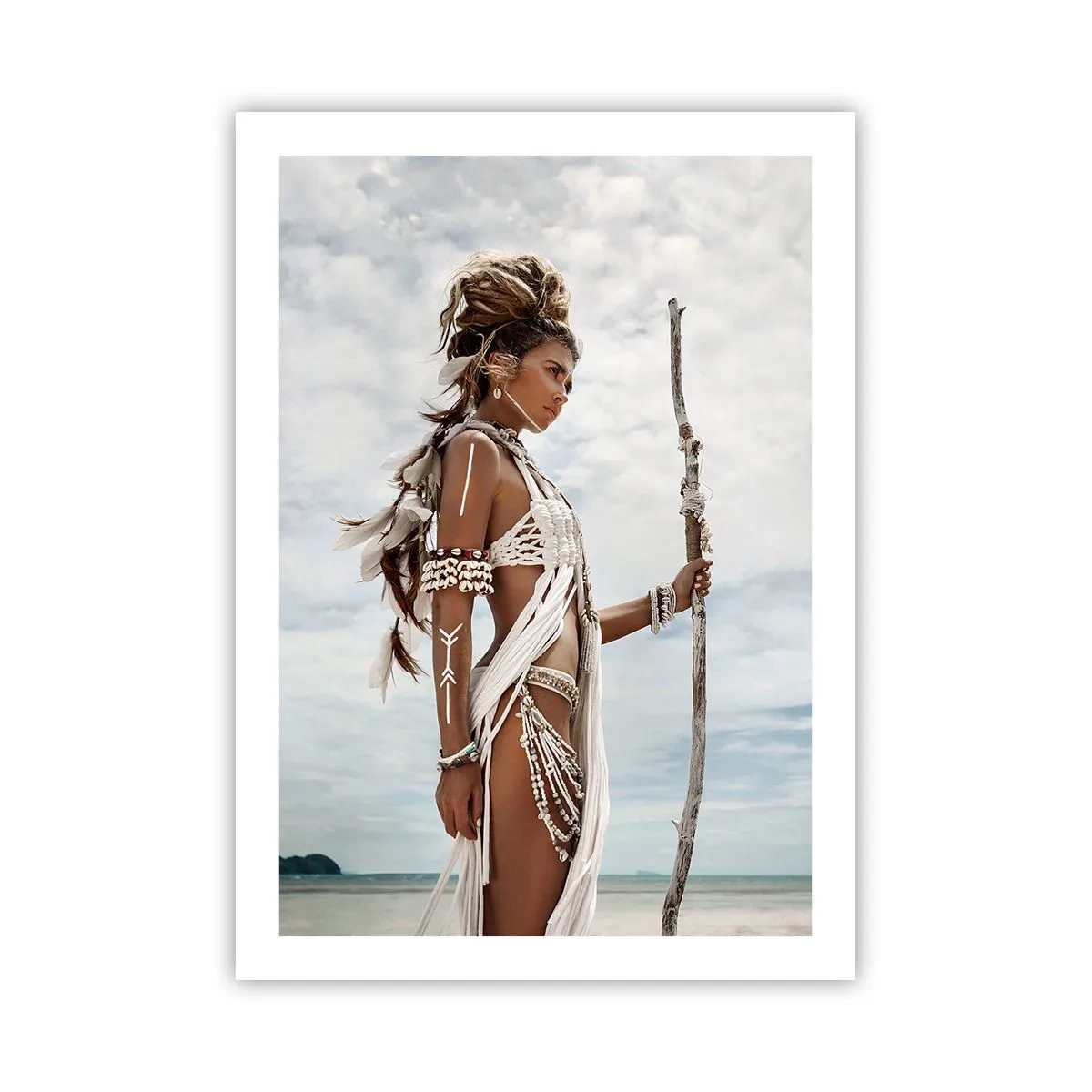 Poster - Figura stilizzata di una donna in un ambiente tropicale - 50x70cm - La regina dei tropici - Decorazione murale moderna per soggiorno e camera da letto ARTTOR