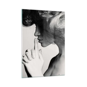 Quadro su vetro - Una donna in una fotografia in bianco e nero che chiede silenzio - 50x70cm - Ascoltando se stessa - Decorazione murale moderna per soggiorno e camera da letto ARTTOR