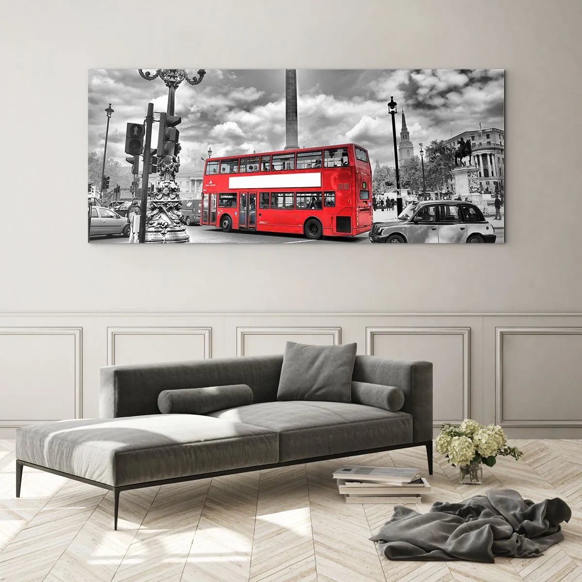 Quadro su vetro - Un autobus rosso a due piani sullo sfondo di una città in bianco e nero - 140x50cm - Il vero flusso sanguigno della città - Decorazione murale moderna per soggiorno e camera da letto ARTTOR