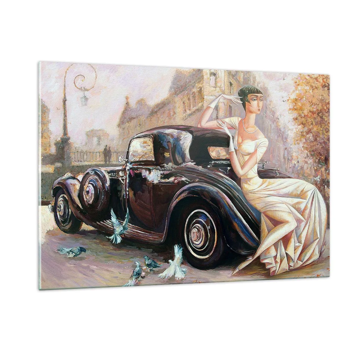 Quadro su vetro - Donna elegante accanto a un'auto retrò in un contesto urbano - 120x80cm - Eleganza in stile retro - Decorazione murale moderna per soggiorno e camera da letto ARTTOR