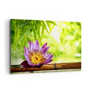 Quadro su tela - Stampe su Tela - Fiore di loto viola su uno sfondo di foglie di bambù verdi - 120x80cm - Al sole dell'Asia - Decorazione murale moderna per soggiorno e camera da letto ARTTOR