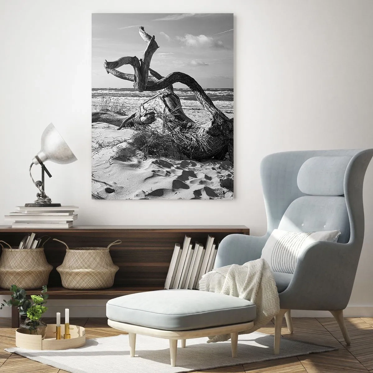 Quadro su vetro - Un paesaggio in bianco e nero con un ramo caduto su una spiaggia in riva al mare. - 50x70cm - Scolpito dal mare - Decorazione murale moderna per soggiorno e camera da letto ARTTOR