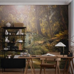 Fotomurali Premium Canvas - Una cascata nella foresta sotto i raggi del sole, circondata dal verde - 100x70cm - Cascata boschiva in verde - Decorazione murale moderna per soggiorno e camera da letto ARTTOR