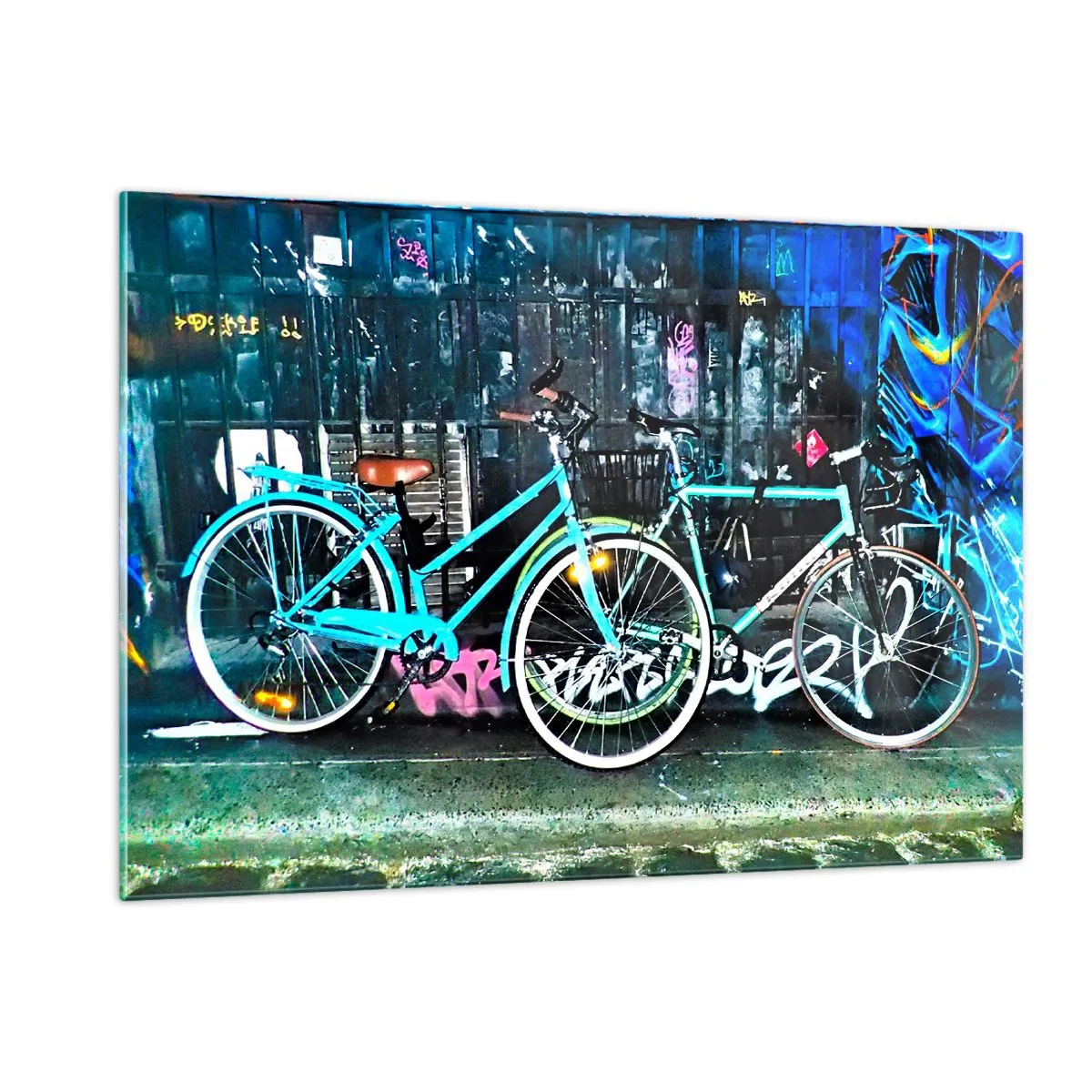 Quadro su vetro - Una bicicletta da città sullo sfondo di graffiti e atmosfera al neon - 120x80cm - La città chiama - Decorazione murale moderna per soggiorno e camera da letto ARTTOR