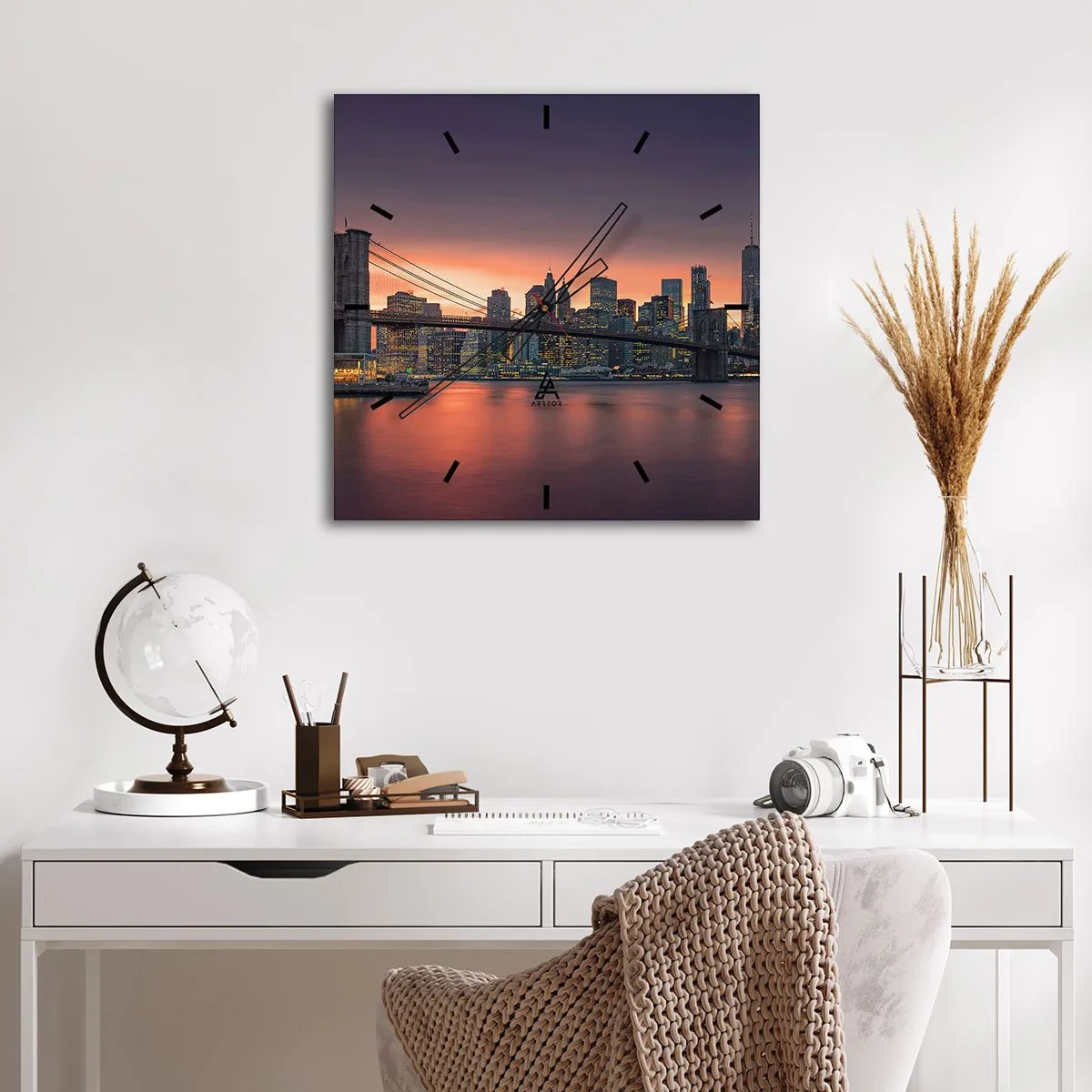 Orologio da parete - Orologio in Vetro - Panorama notturno della città con un ponte e un cielo illuminato - 30x30cm - Immersa nel silenzio lilla - Decorazione murale moderna per soggiorno e camera da letto ARTTOR