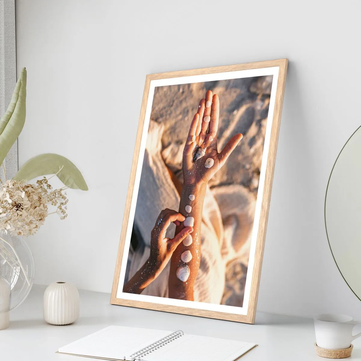 Poster in cornice rovere chiaro - La bellezza a portata di mano - 30x40 cm