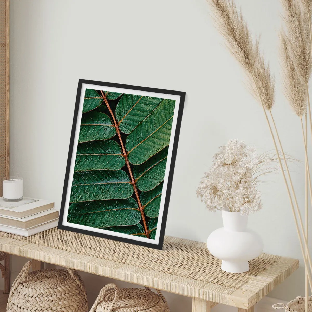Poster in cornice nera - Foglie con gocce d'acqua che creano una composizione armoniosa - 50x70cm - Al ritmo verde - Decorazione murale moderna per soggiorno e camera da letto ARTTOR