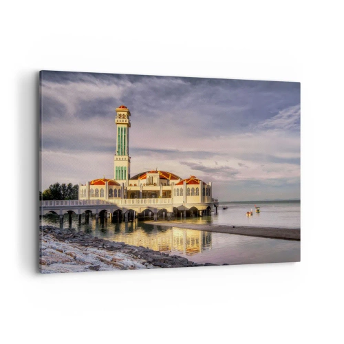 Quadro su tela - Stampe su Tela - Un imponente edificio con un minareto sull'acqua circondato da un paesaggio tranquillo - 120x80cm - Il tempio della natura - Decorazione murale moderna per soggiorno e camera da letto ARTTOR