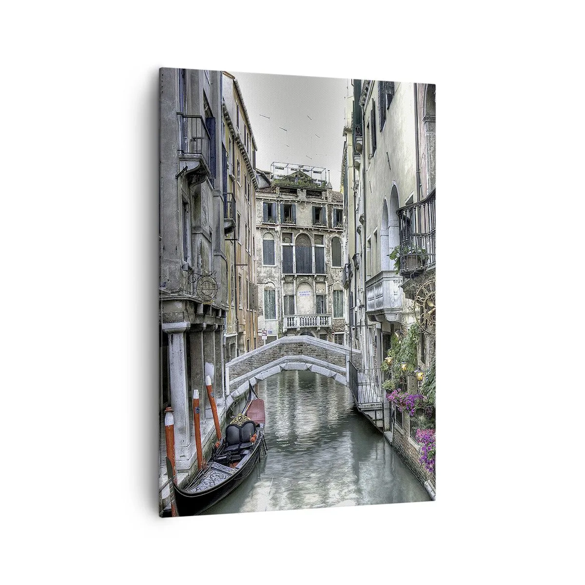 Quadro su tela - Stampe su Tela - Canale veneziano con gondola e ponte di pietra - 70x100cm - Da secoli in silenziosa riflessione - Decorazione murale moderna per soggiorno e camera da letto ARTTOR