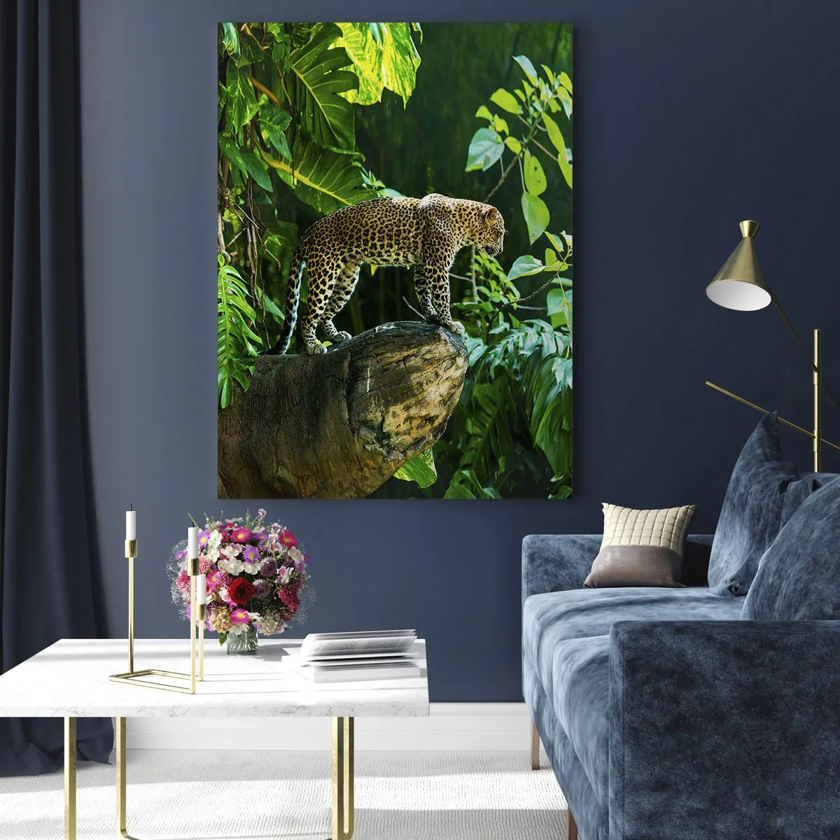 Quadro su vetro - Un leopardo in piedi su una roccia circondato da vegetazione tropicale - 70x100cm - A caccia? - Decorazione murale moderna per soggiorno e camera da letto ARTTOR