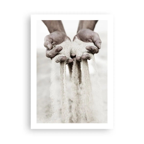 Poster - Mani che tengono la sabbia, a simboleggiare la fugacità e la fragilità del momento - 50x70cm - Con queste mani... - Decorazione murale moderna per soggiorno e camera da letto ARTTOR