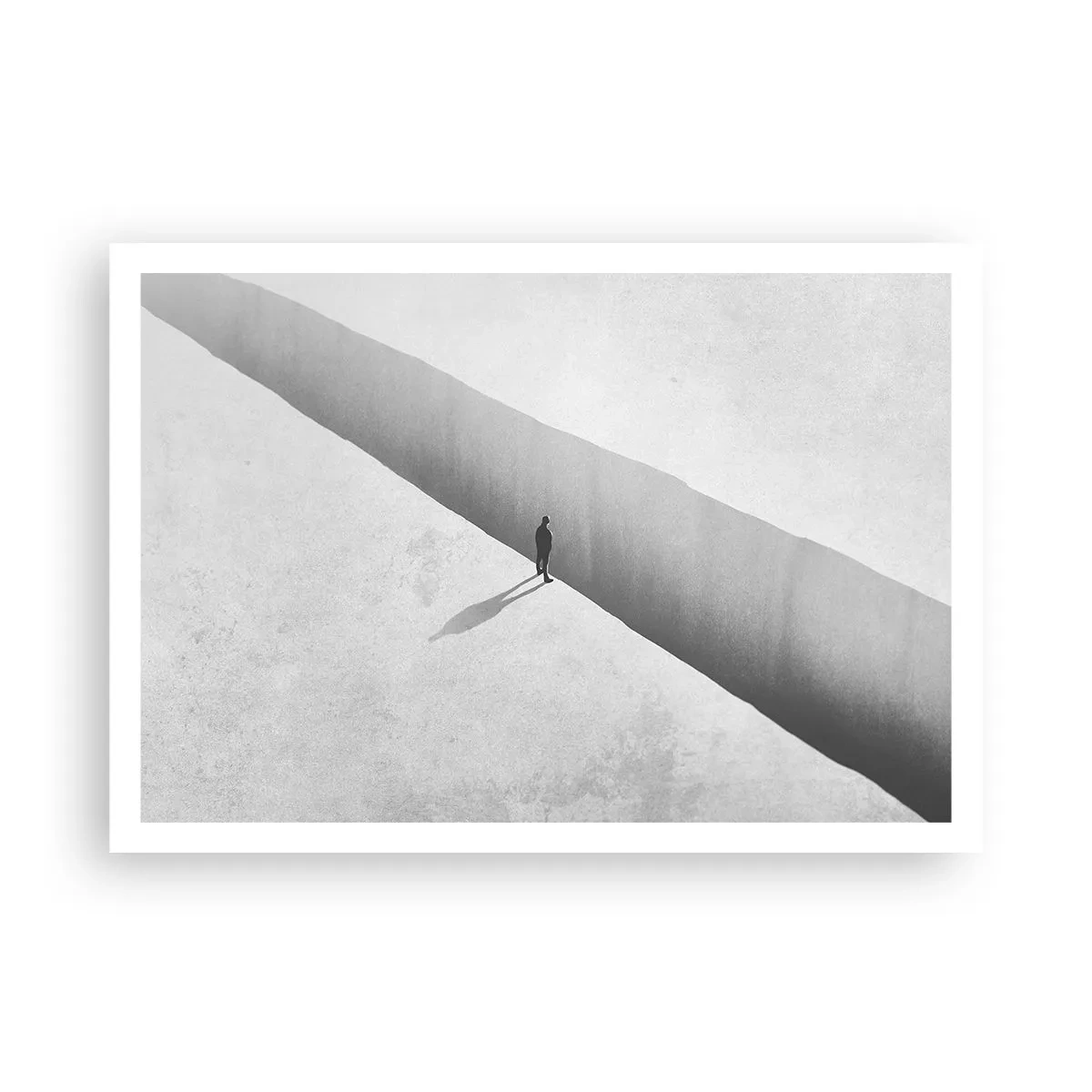Poster - Una figura solitaria è in piedi su un profondo abisso in un ambiente monocromatico. - 100x70cm - Un obiettivo chiaro - Decorazione murale moderna per soggiorno e camera da letto ARTTOR