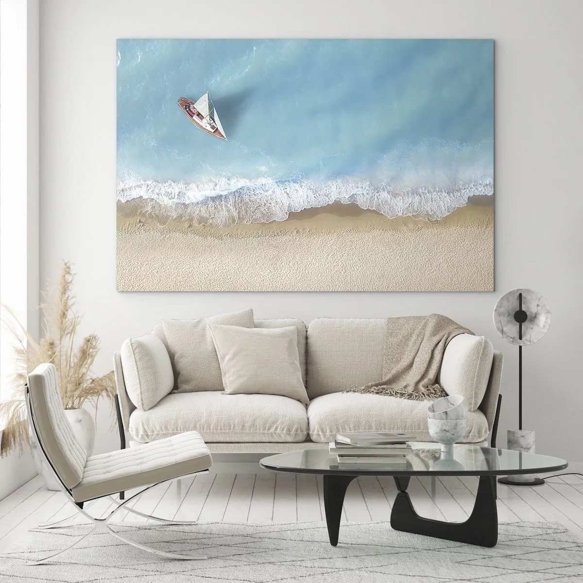 Quadro su vetro - Una barca a vela sul mare azzurro vicino a una spiaggia sabbiosa - 70x50cm - Al confine del blu e dell'oro - Decorazione murale moderna per soggiorno e camera da letto ARTTOR