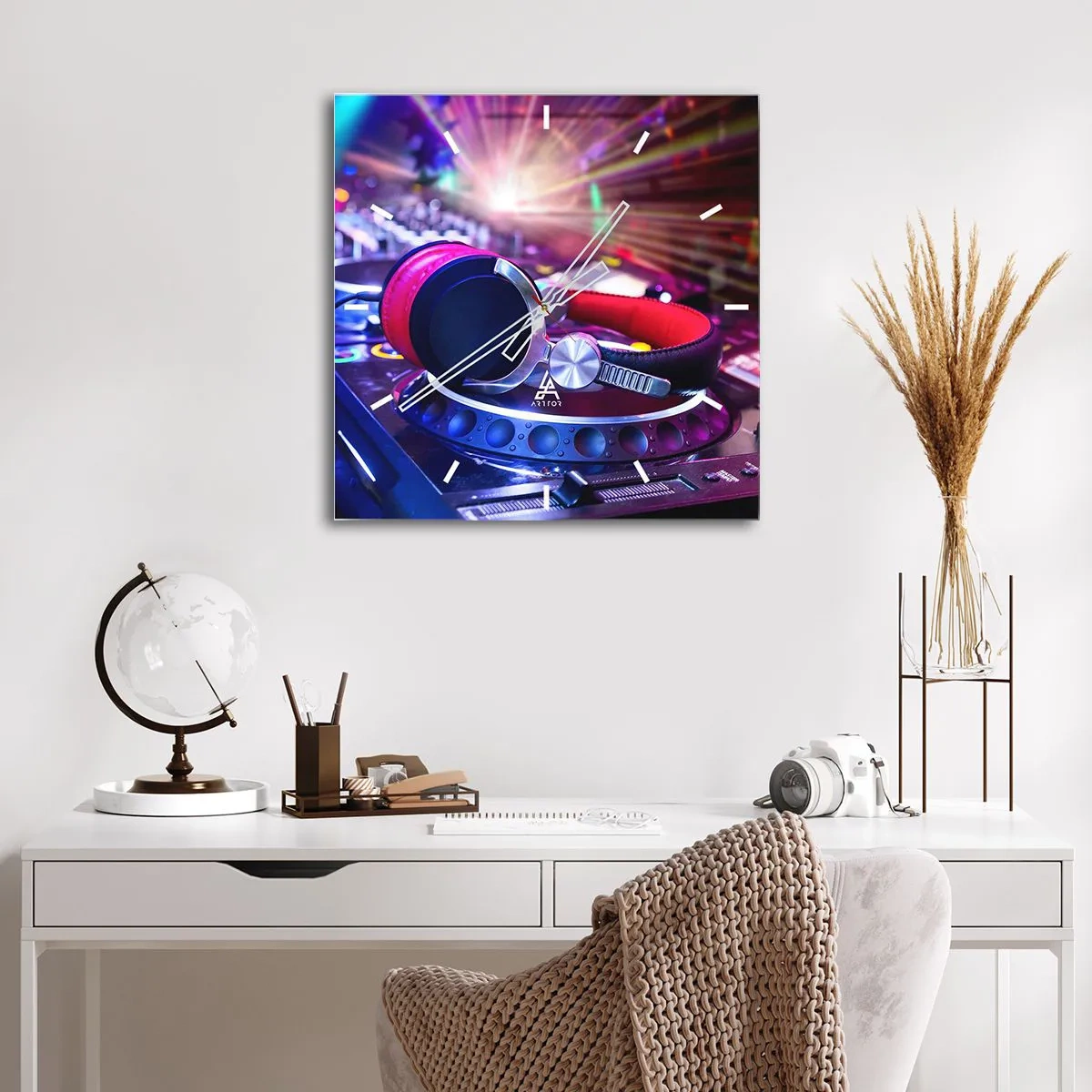 Orologio da parete - Orologio in Vetro - Cuffie da DJ su una console illuminata dai riflettori a una festa - 30x30cm - Sarà fantastico - Decorazione murale moderna per soggiorno e camera da letto ARTTOR