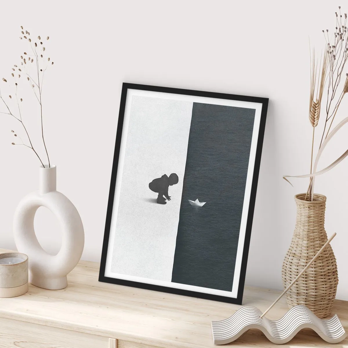 Poster in cornice nera - Un bambino si sporge sull'acqua con una barchetta di carta - 50x70cm - La grande spedizione - Decorazione murale moderna per soggiorno e camera da letto ARTTOR