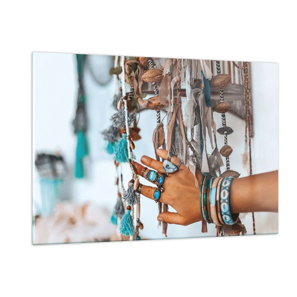 Quadro su vetro - Mano con gioielli boho che toccano decorazioni etniche - 120x80cm - Tesori locali - Decorazione murale moderna per soggiorno e camera da letto ARTTOR