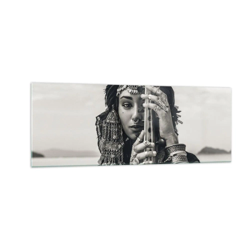 Quadro su vetro - Ritratto di una donna con gioielli etnici che tiene uno strumento in mano - 140x50cm - La musica dell'oriente - Decorazione murale moderna per soggiorno e camera da letto ARTTOR