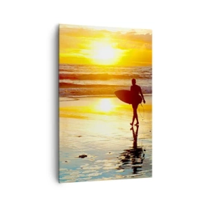Quadro su tela - Stampe su Tela - Un surfista cammina sulla spiaggia al tramonto con una tavola in mano. - 80x120cm - Il ritorno del guerriero - Decorazione murale moderna per soggiorno e camera da letto ARTTOR