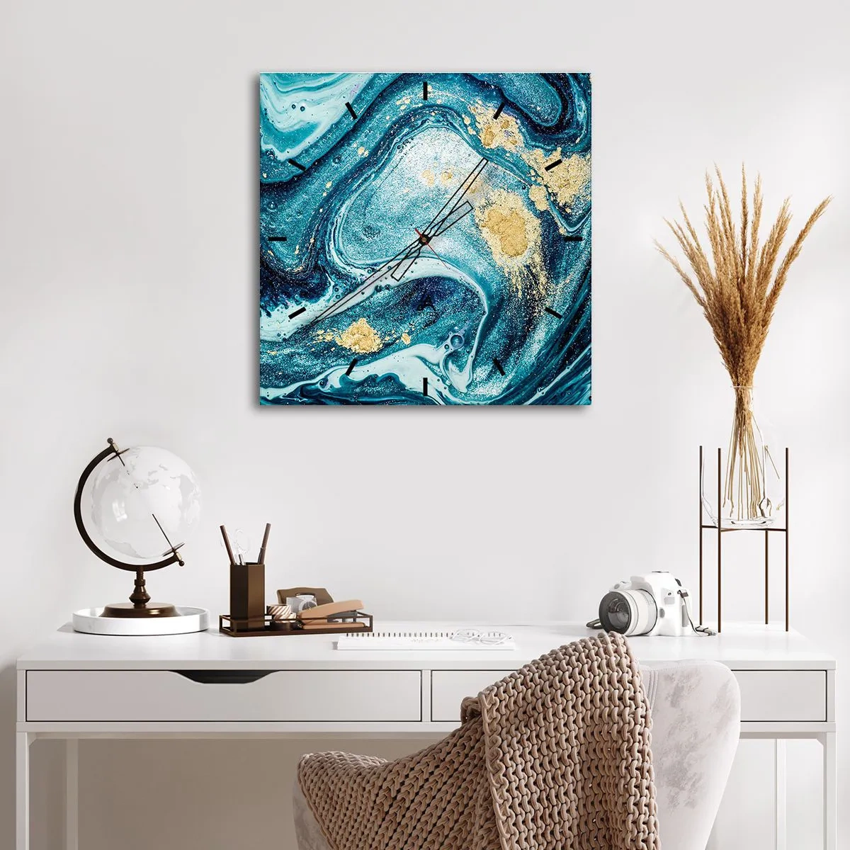 Orologio da parete - Orologio in Vetro - Una composizione astratta di onde e accenti dorati - 30x30cm - Vortice blu - Decorazione murale moderna per soggiorno e camera da letto ARTTOR
