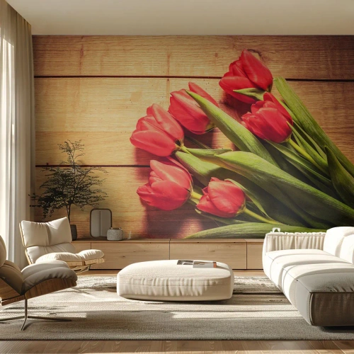 Fotomurali Premium Sand - Un mazzo di tulipani rossi su uno sfondo di legno - 100x70cm - Confessione primaverile - Decorazione murale moderna per soggiorno e camera da letto ARTTOR