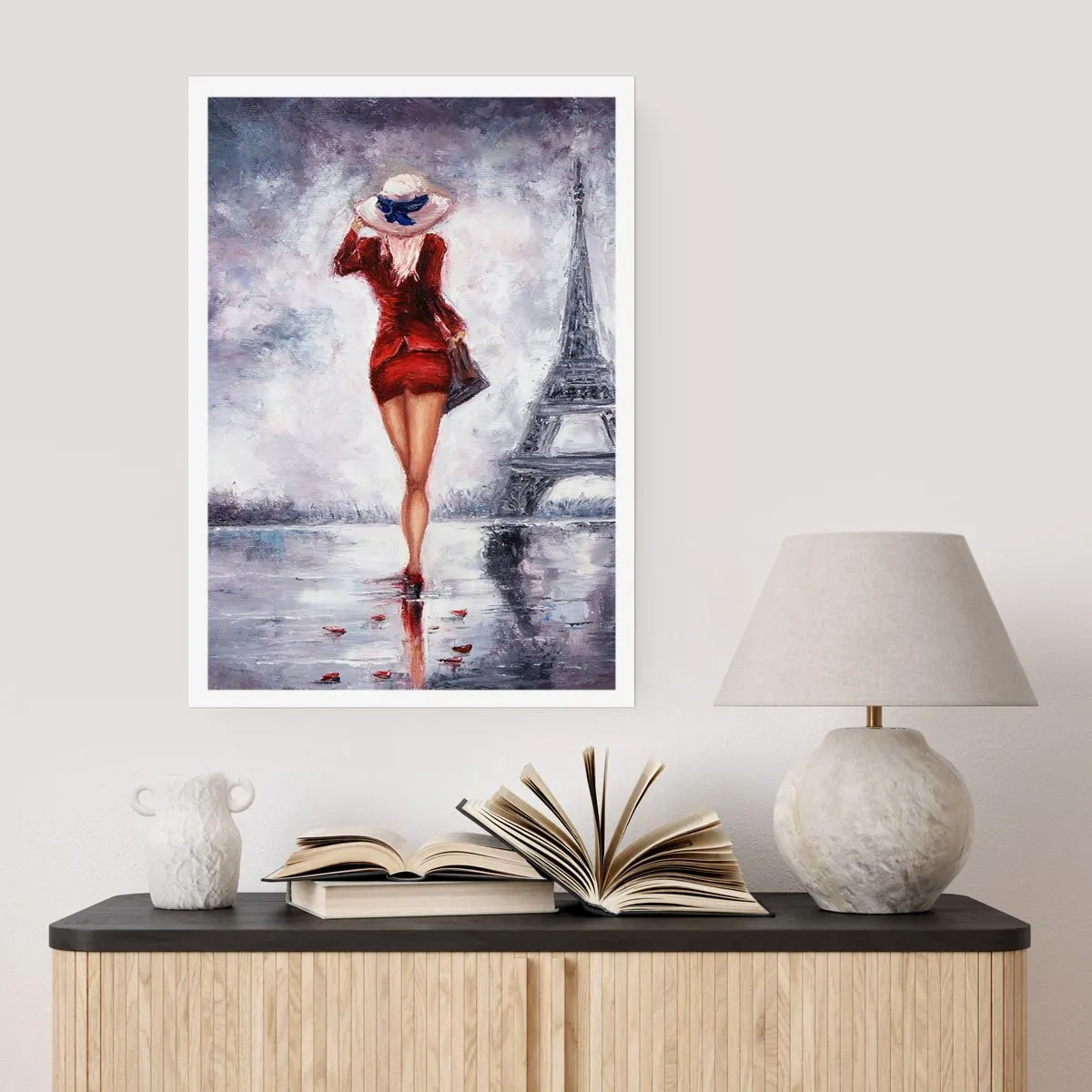 Poster - Una donna in abito rosso cammina verso la Torre Eiffel - 50x70cm - Simboli di Parigi - Decorazione murale moderna per soggiorno e camera da letto ARTTOR