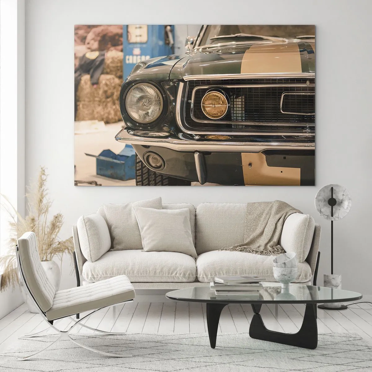 Quadro su vetro - Primo piano di un'auto d'epoca, la Mustang, in un'officina - 70x50cm - Incontro con la leggenda - Decorazione murale moderna per soggiorno e camera da letto ARTTOR