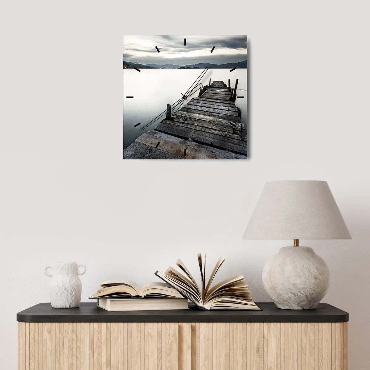 Orologio da parete - Orologio in Vetro - Un ponte di legno che conduce verso un lago tranquillo - 30x30cm - Immergersi nella tranquillità - Decorazione murale moderna per soggiorno e camera da letto ARTTOR