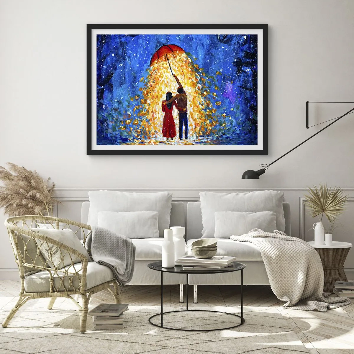 Poster in cornice nera - Una coppia sotto un ombrello rosso sotto la pioggia luminosa - 70x50cm - La magia di una sera piovosa? - Decorazione murale moderna per soggiorno e camera da letto ARTTOR