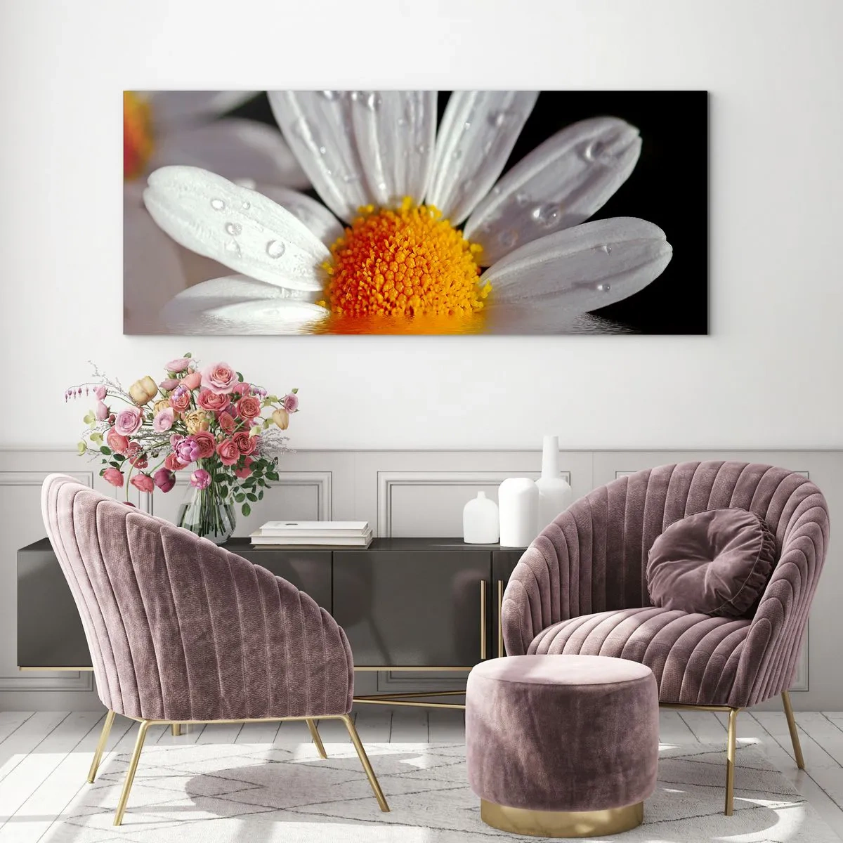 Quadro su vetro - Una margherita bianca con gocce d'acqua immerse in un riflesso d'acqua - 120x50cm - L'alba della margherita - Decorazione murale moderna per soggiorno e camera da letto ARTTOR