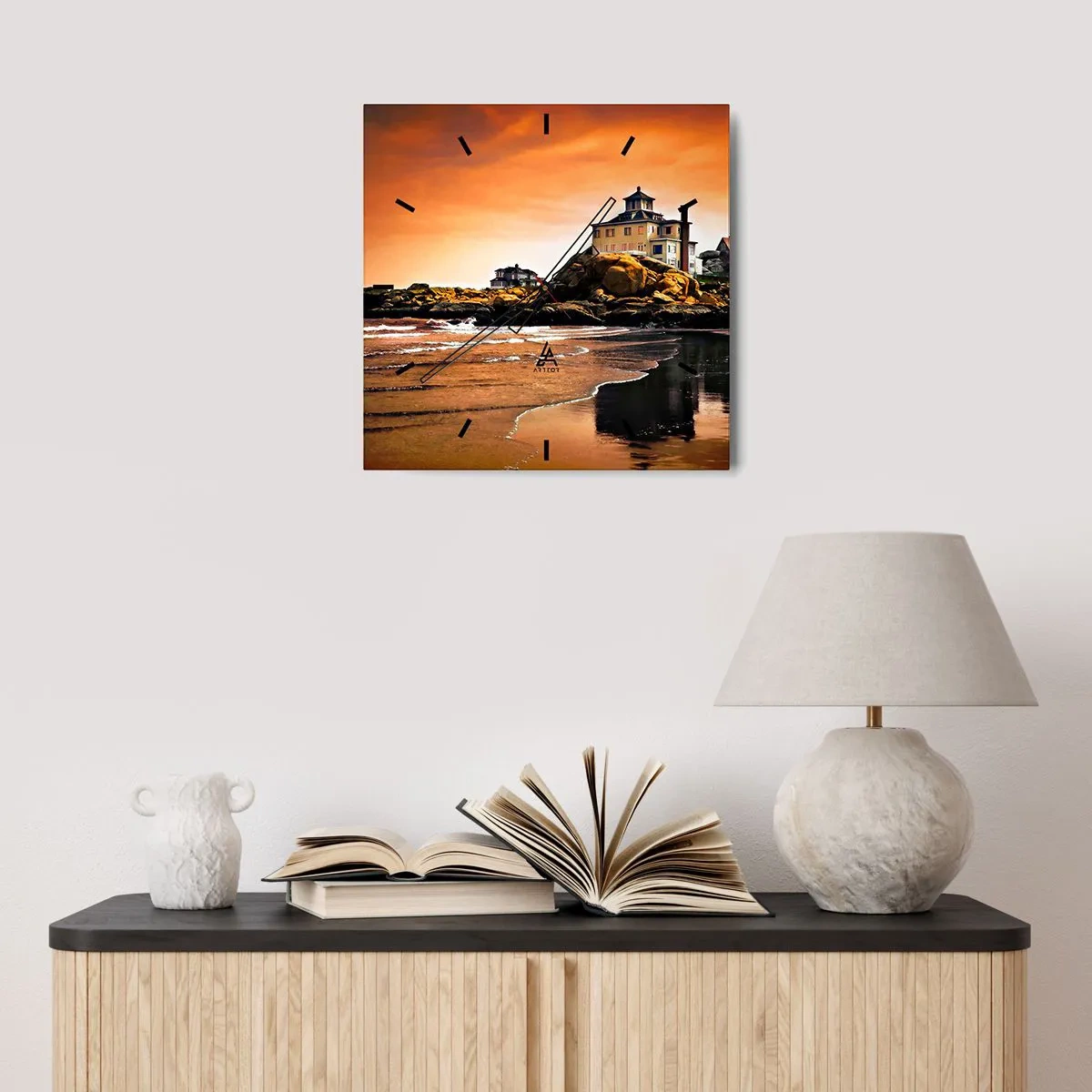 Orologio da parete - Orologio in Vetro - Una casa su una roccia vicino alla spiaggia al tramonto con il suo riflesso nell'acqua - 30x30cm - L'eleganza della costa ovest - Decorazione murale moderna per soggiorno e camera da letto ARTTOR