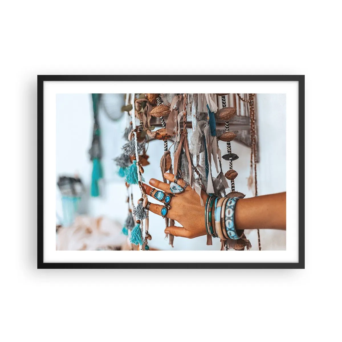 Poster in cornice nera - Una mano adornata con gioielli boho con decorazioni sullo sfondo - 70x50cm - Tesori locali - Decorazione murale moderna per soggiorno e camera da letto ARTTOR