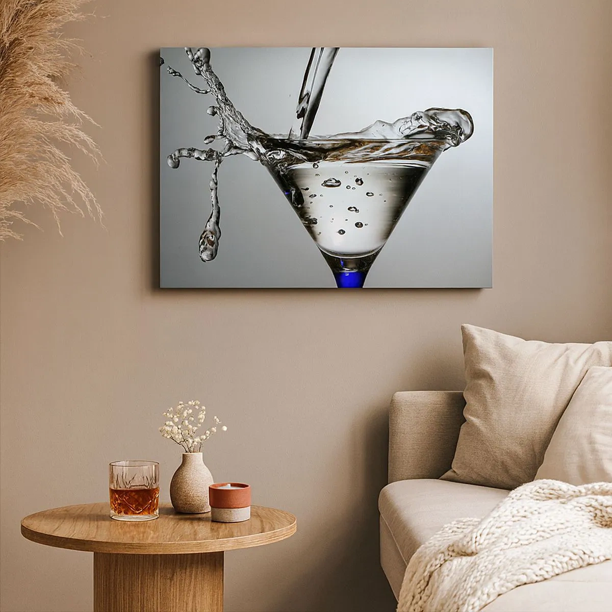 Quadro su tela - Stampe su Tela - Bicchiere da Martini con schizzi d'acqua dinamici su sfondo chiaro. - 70x50cm - Sul bordo della coppa - Decorazione murale moderna per soggiorno e camera da letto ARTTOR