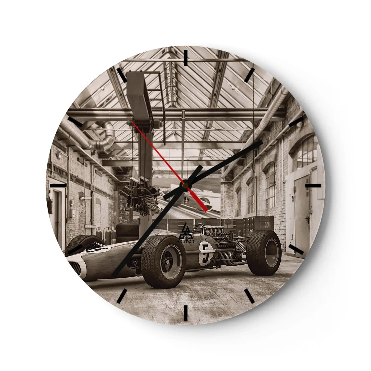 Orologio da parete - Orologio in Vetro - Un'auto da corsa classica in un vecchio capannone industriale - 30x30cm - Il riposo del vincitore - Decorazione murale moderna per soggiorno, cucina e camera da letto ARTTOR