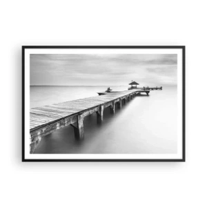 Poster in cornice nera - Una vista in bianco e nero di un molo di legno su acque calme. - 100x70cm - Sempre più lontano. - Decorazione murale moderna per soggiorno e camera da letto ARTTOR
