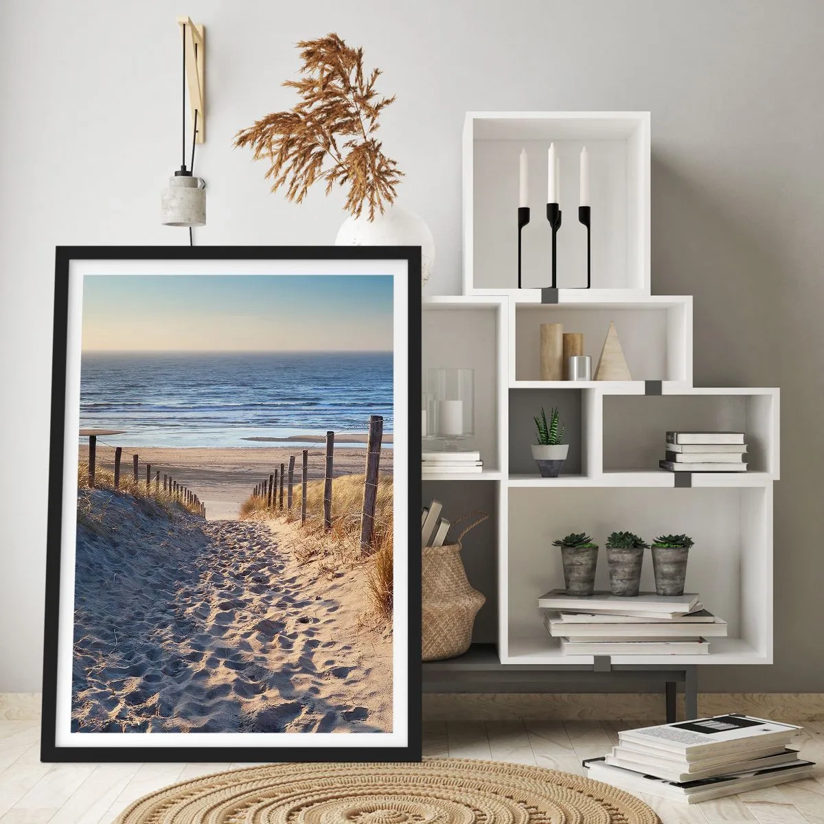 Poster in cornice nera - Sentiero tra le dune che conduce alla spiaggia al tramonto - 50x70cm - Rumore del mare, uccelli che cantano, spiaggia selvatica tra i cespugli... - Decorazione murale moderna per soggiorno e camera da letto ARTTOR