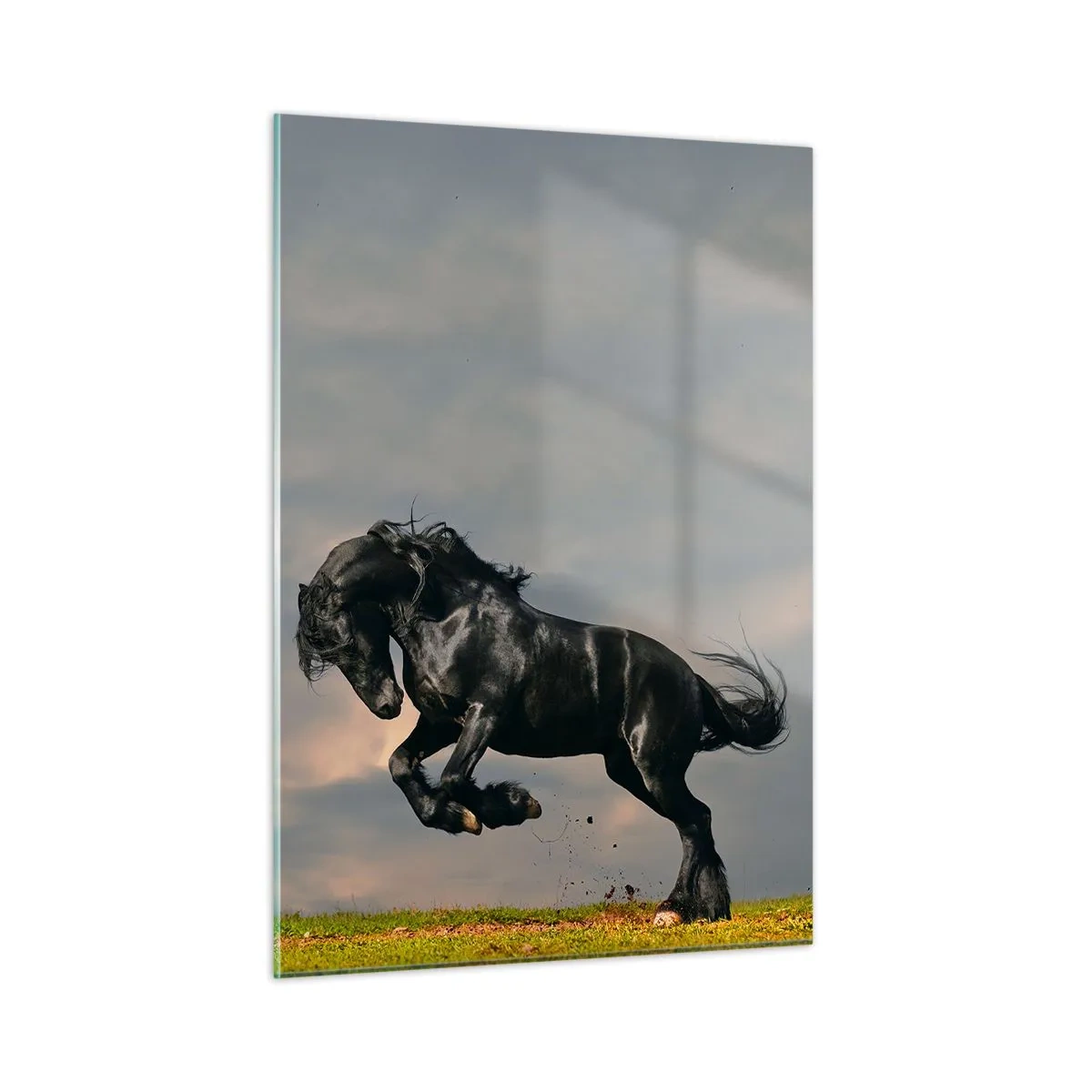 Quadro su vetro - Un cavallo scuro in un salto dinamico contro un cielo nuvoloso - 50x70cm - Libero e bello - Decorazione murale moderna per soggiorno e camera da letto ARTTOR